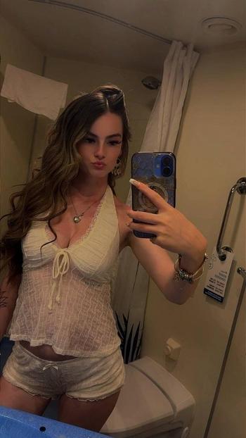 Mae, 25  female escort, Toledo